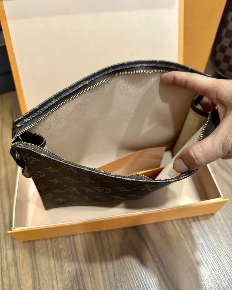 Clutch LV Toyletry Pouch 26 Likenew fullbox