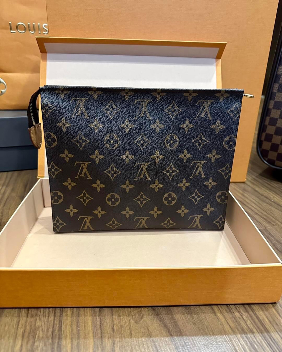 Clutch LV Toyletry Pouch 26 Likenew fullbox