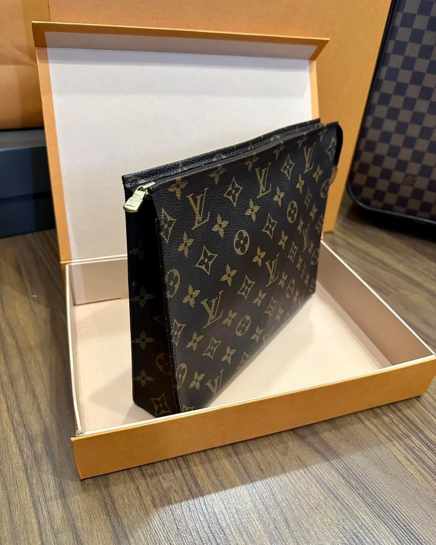 Clutch LV Toyletry Pouch 26 Likenew fullbox