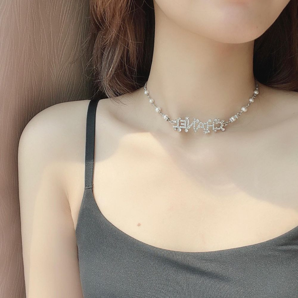 Choker chữ CHANEL full đá cá tính