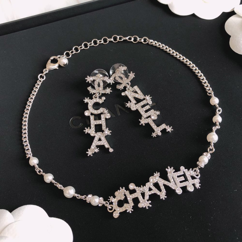 Choker chữ CHANEL full đá cá tính