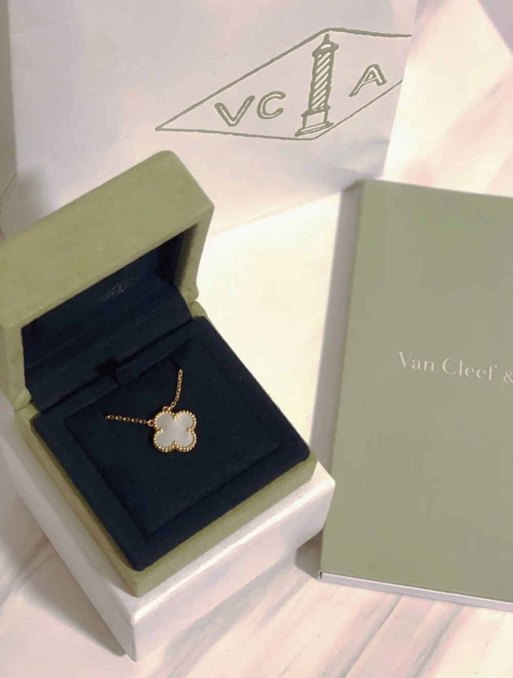 Dây chuyền Van Cleef Arpels bông hoa siêu xinh