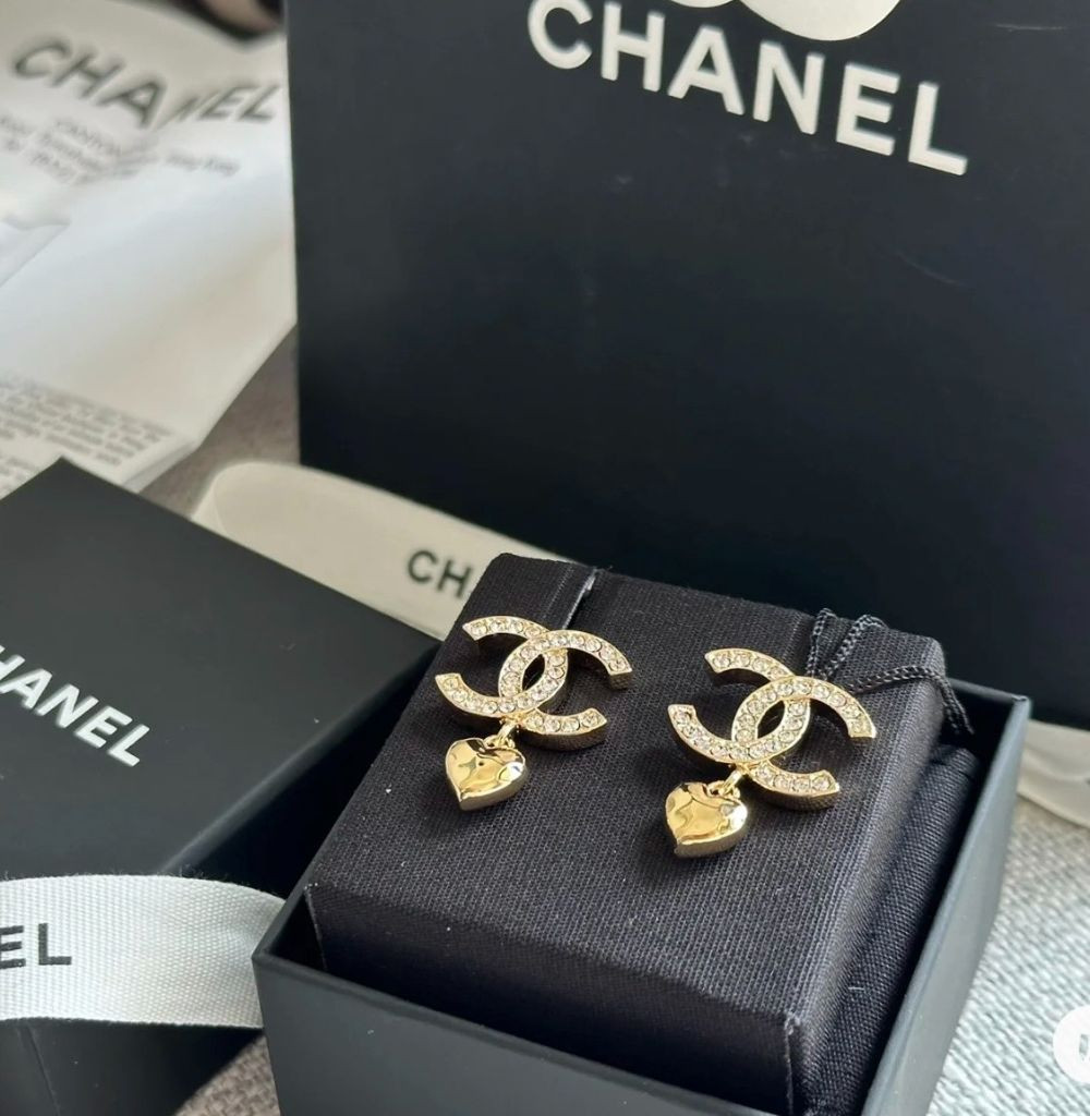 Khuyên tai Chanel logo CC rơi trái tim sang chảnh