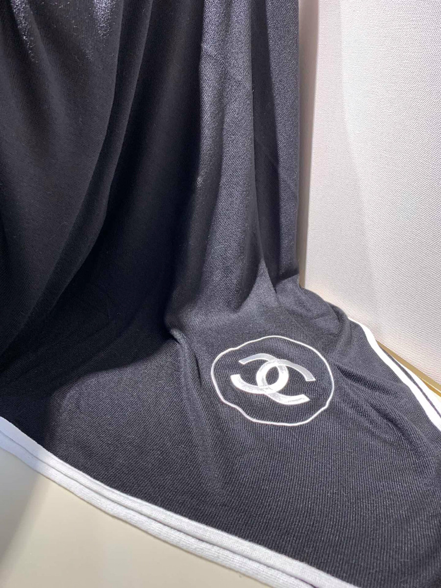 Khăn chanel cashmere đen viền trắng logo  sz 210x110