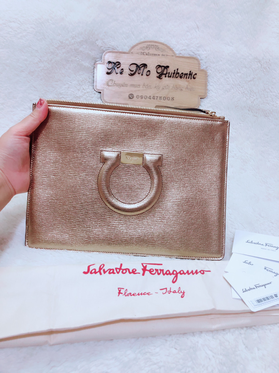 Salvatore Ferragamo Gancini logo clutch - gold metallic: