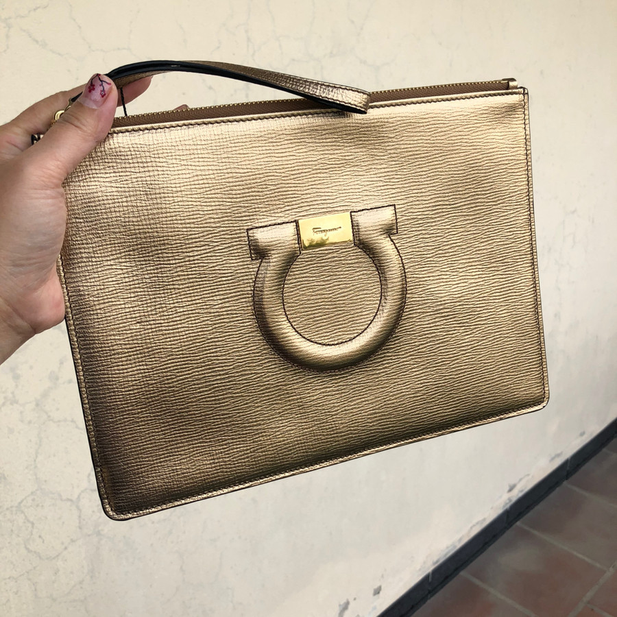 Salvatore Ferragamo Gancini logo clutch - gold metallic: