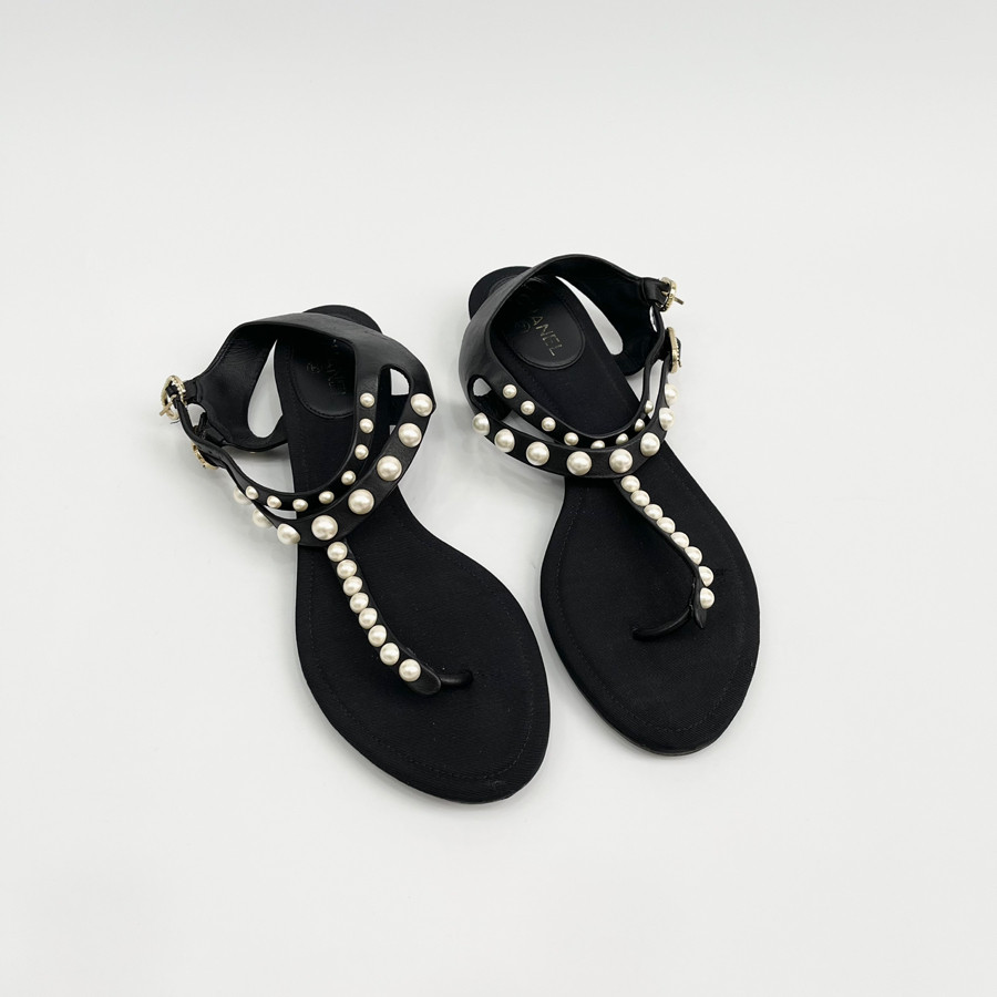 Giày sandal Chanel đen