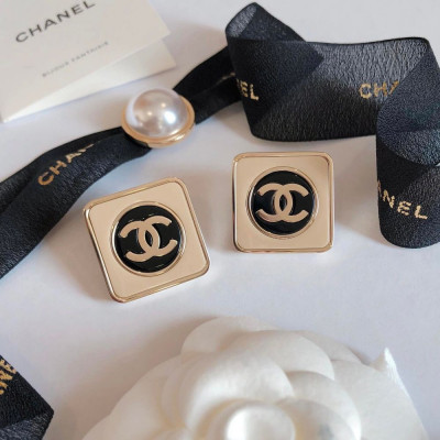 Khuyên tai Chanel vuông cá tính màu Beige