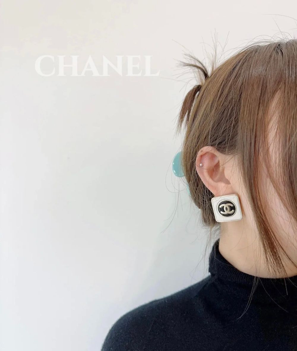 Khuyên tai Chanel vuông cá tính màu Beige