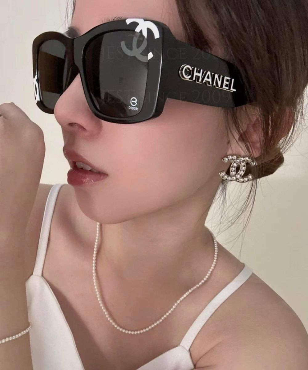 Khuyên tai Chanel logo CC full đá sang chảnh