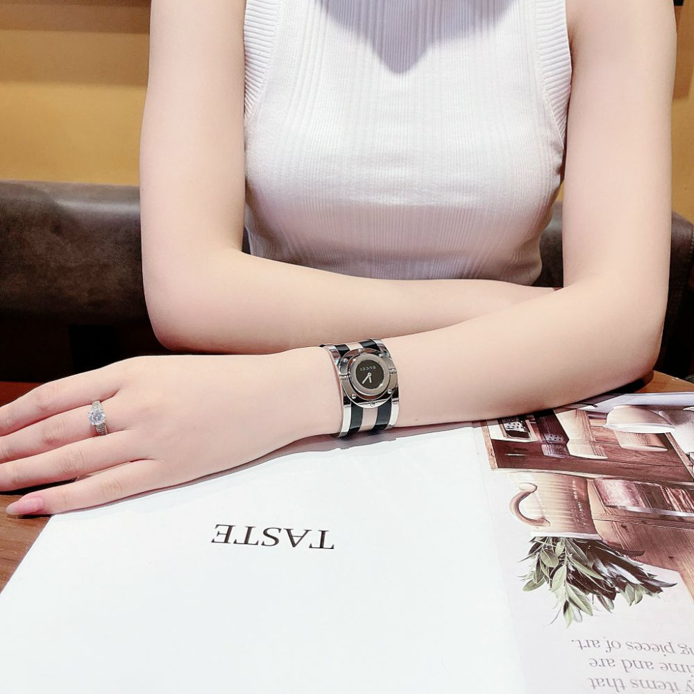 Đồng hồ Gucci Twirl Case 23mm