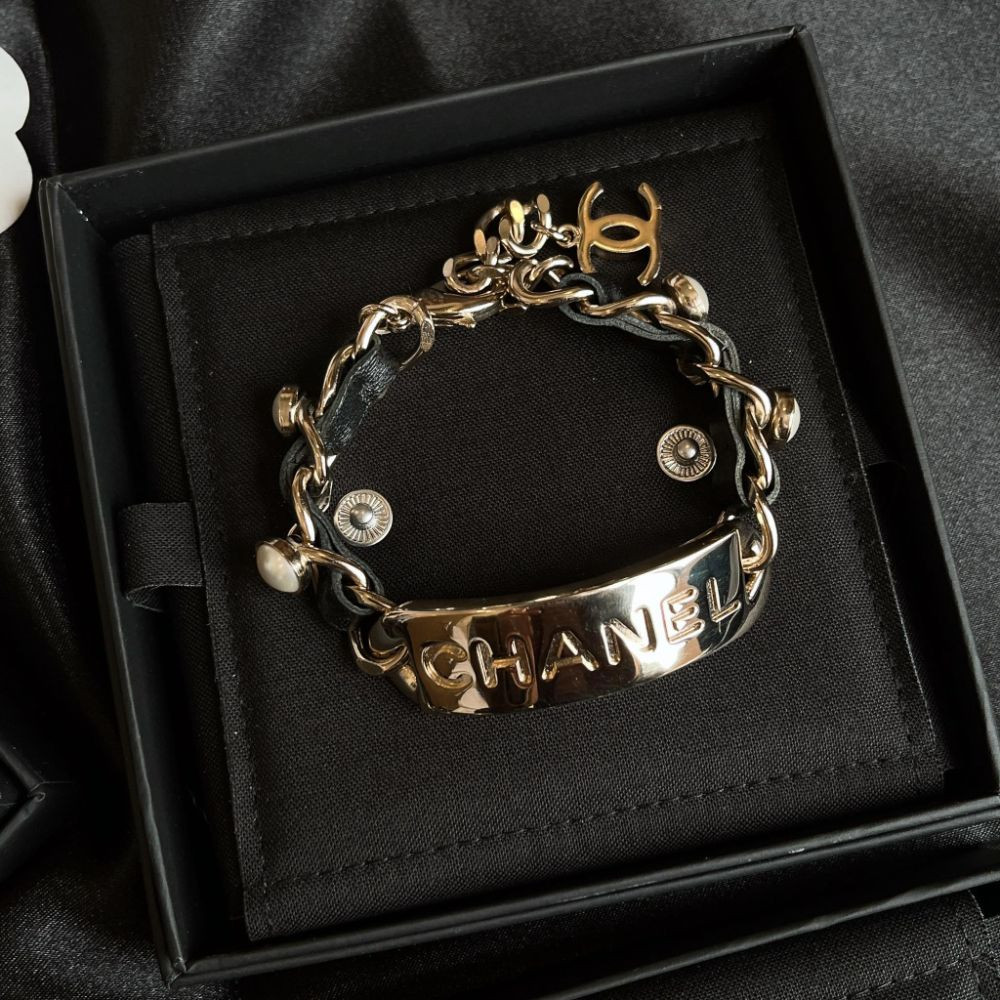 Mua Vòng Đeo Tay Chanel Classic CC Crystal Charm Pearl Bracelet Màu Trắng   Chanel  Mua tại Vua Hàng Hiệu h045176