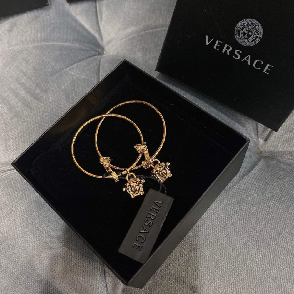 Khuyên tai Versace sang chảnh