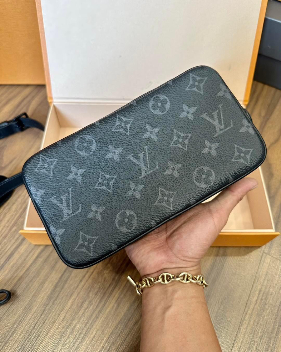 Clutch LV Volga monogram likenew 99%