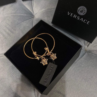 Khuyên tai Versace sang chảnh