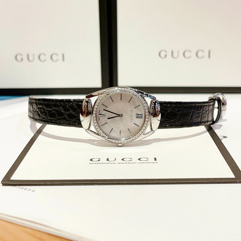 Đồng hồ Gucci Horsebit Diamond Mother Of Pearl Dial Black Leather Ladies Watch Case 34mm