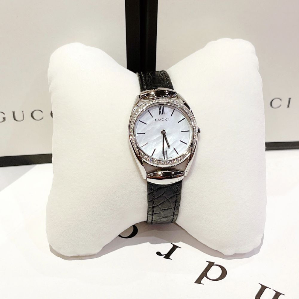 Đồng hồ Gucci Horsebit Diamond Mother Of Pearl Dial Black Leather Ladies Watch Case 34mm