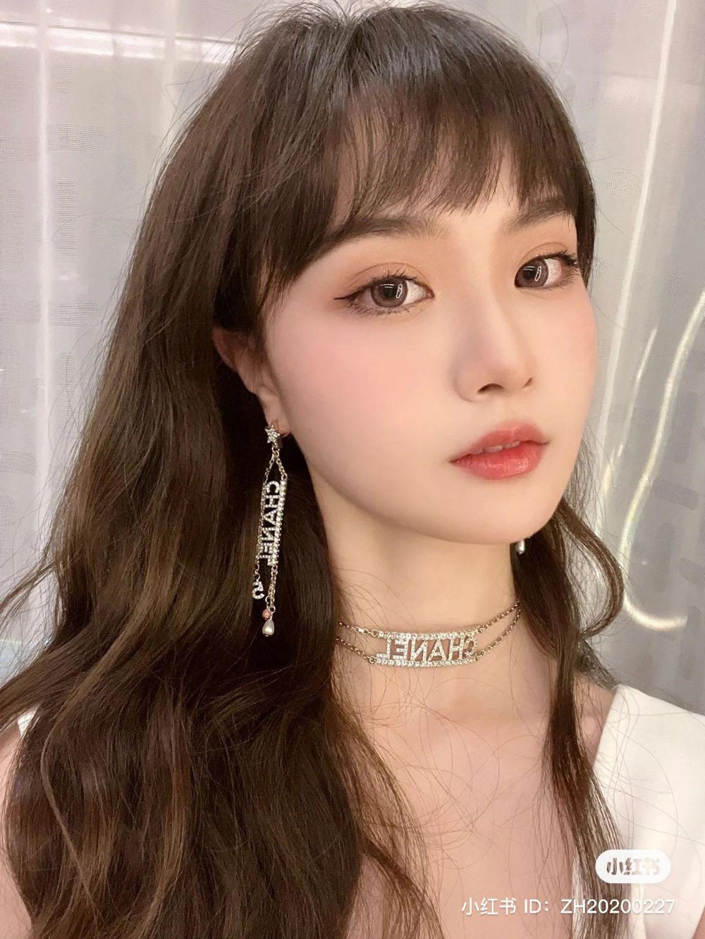 Choker Chanel chữ đính đá cá tính