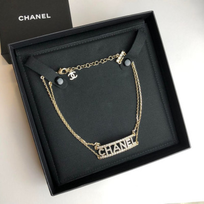 Choker Chanel chữ đính đá cá tính