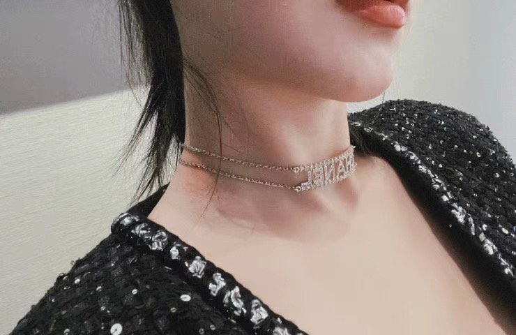 Choker Chanel chữ đính đá cá tính