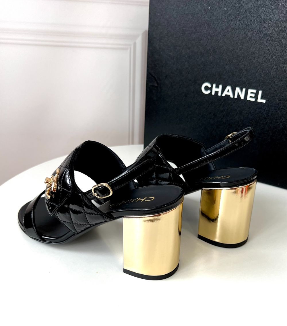 Sandal Chanel thiết kế trẻ trung