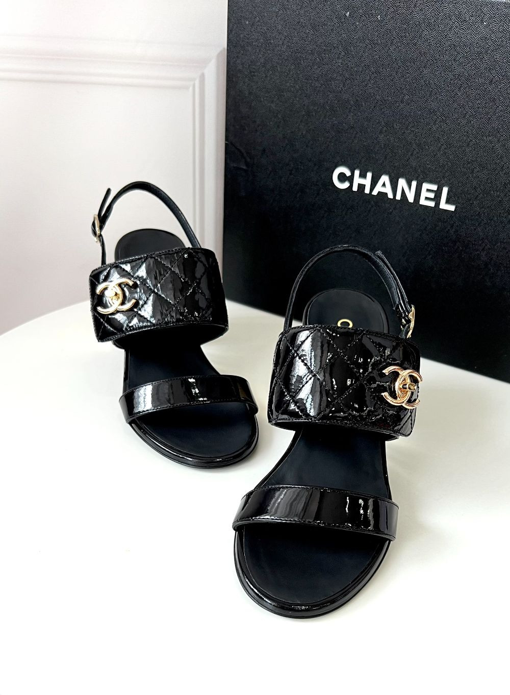 Sandal Chanel thiết kế trẻ trung