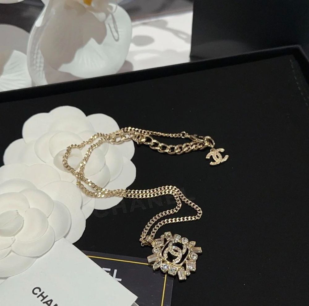 Choker Chanel lấp lánh siêu xinh