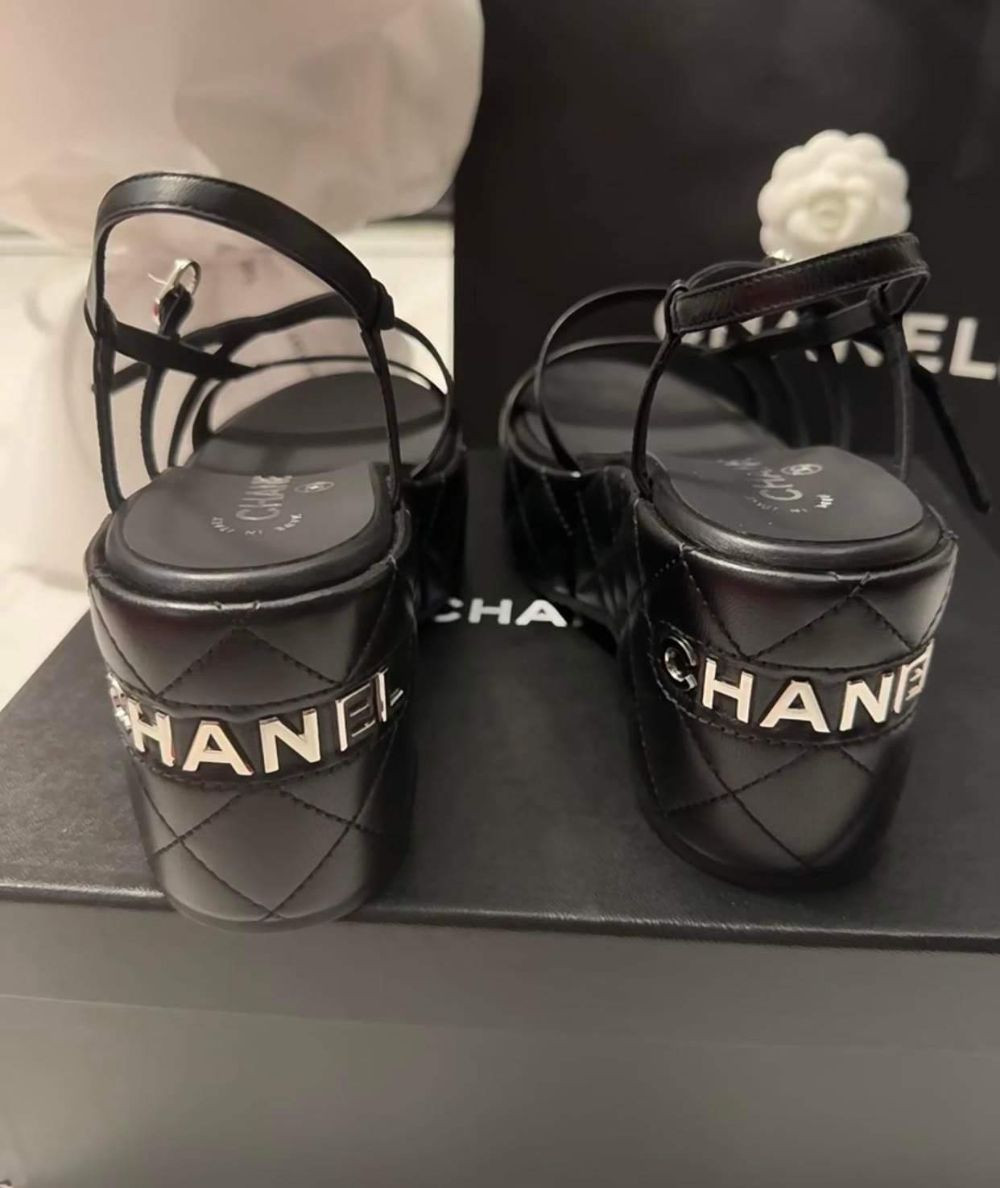 Sandal Chanel đế cao, trần trám