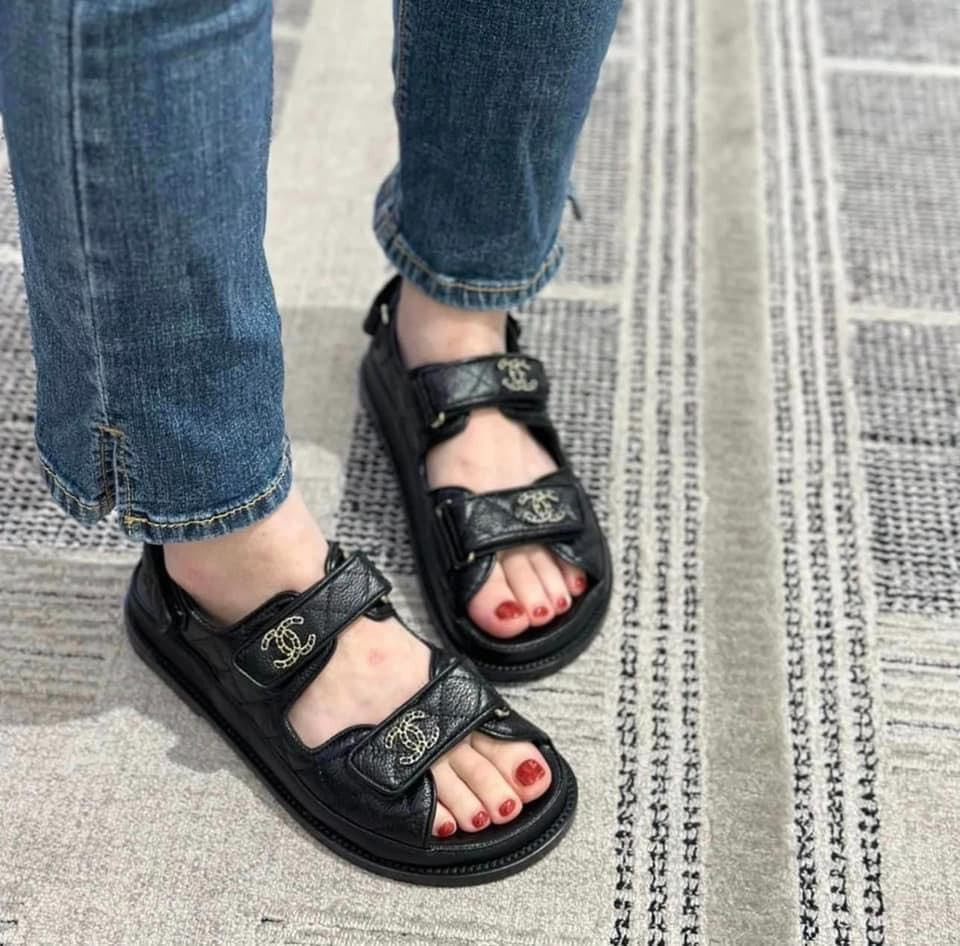 Sandal Chanel logo CC