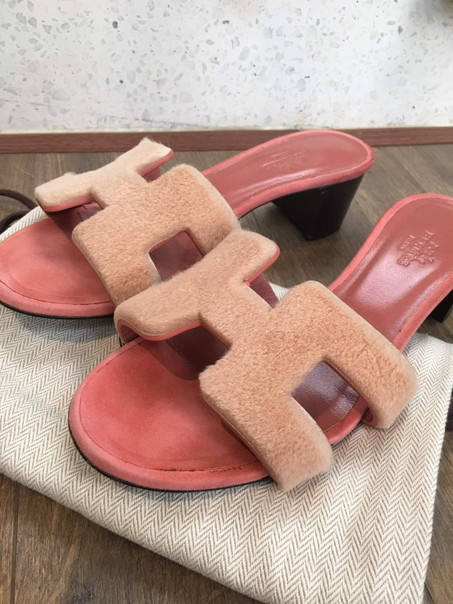 sandals h e r m e s fur size 36 ladie's pink gold ,cao 5cm. Kèm túi vải ạ .