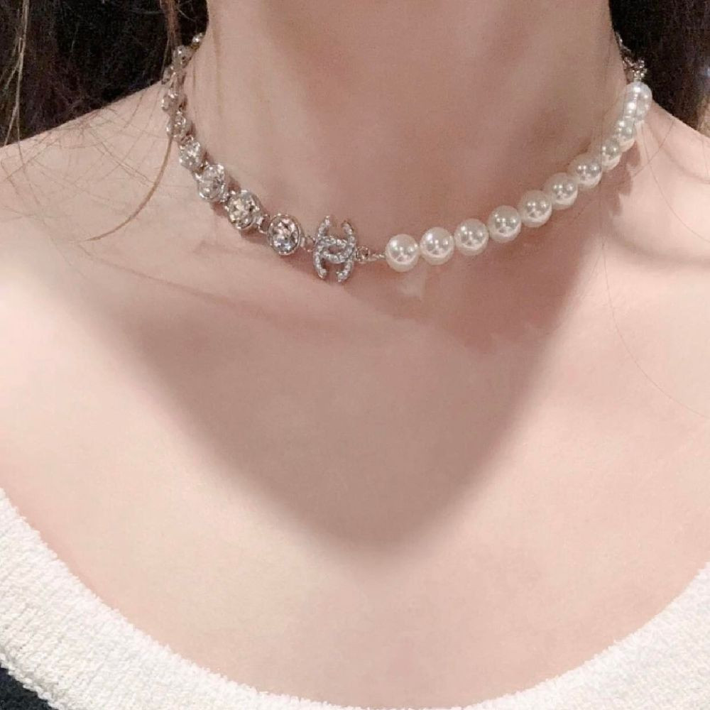 Choker Chanel logo CC phối ngọc trai full đá