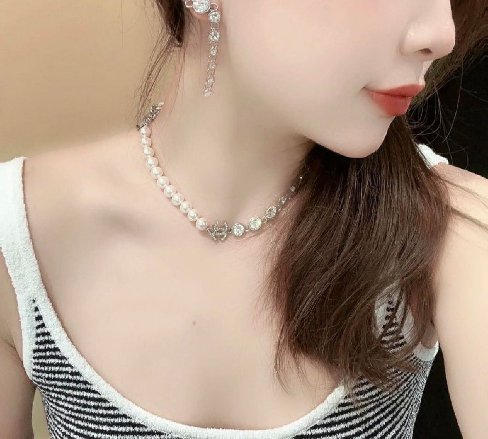 Choker Chanel logo CC phối ngọc trai full đá