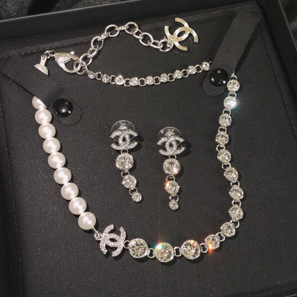 Choker Chanel logo CC phối ngọc trai full đá