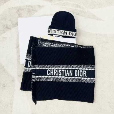 Set nón và khăn len Dior