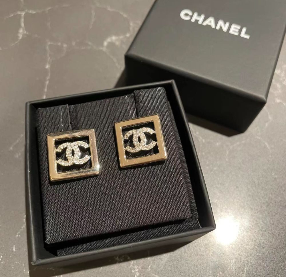Khuyên tai Chanel logo CC vuông cá tính