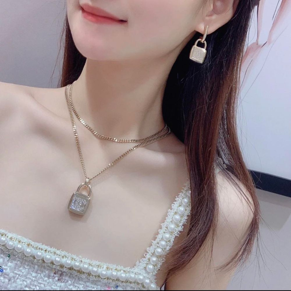 Choker Chanel hình ổ khóa siêu xinh