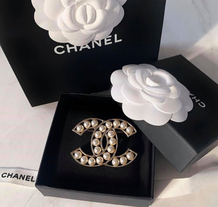 Cài áo Chanel logo CC ngọc trai