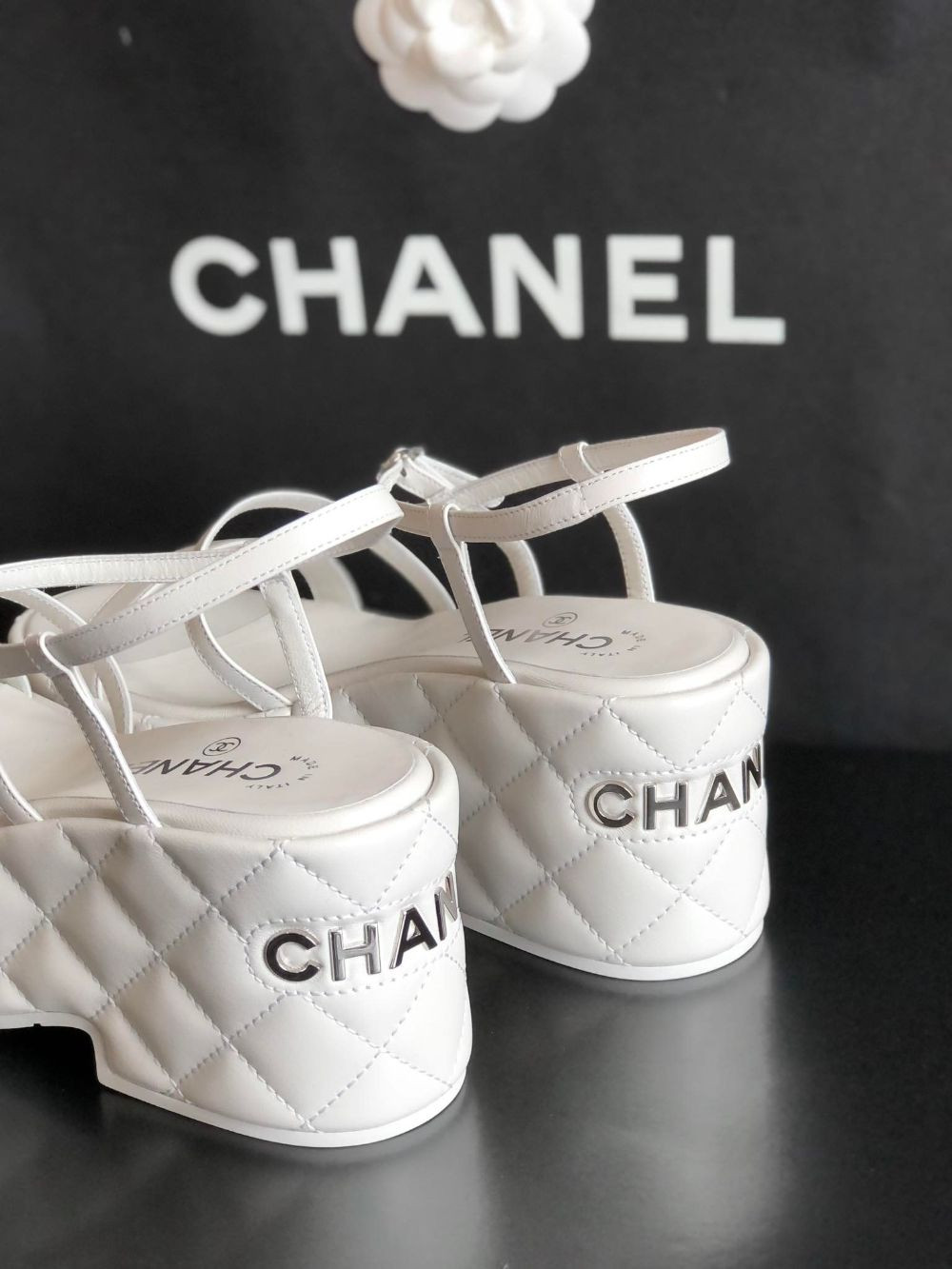 Sandal Chanel đế cao, trần trám