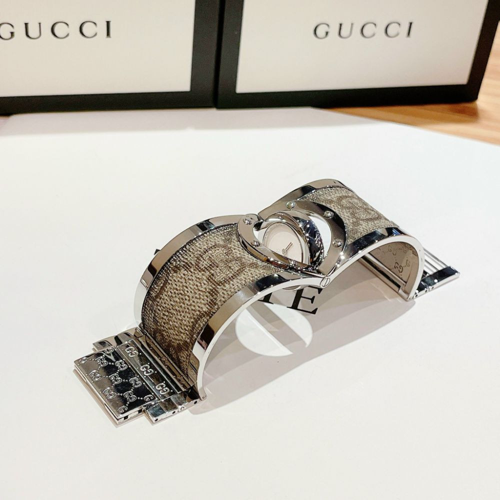 Đồng hồ Gucci Twirl Case 23mm