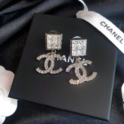 Khuyên tai Chanel logo CC siêu xinh