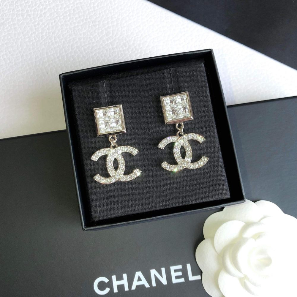 Khuyên tai Chanel logo CC siêu xinh