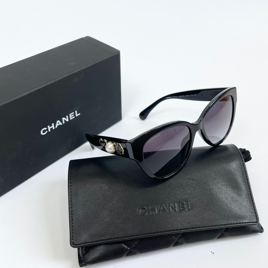 Mắt kính Chanel đính trai