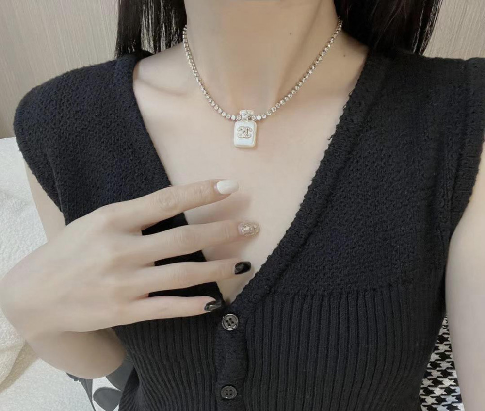 Choker Chanel No.5 siêu đẹp và hiếm