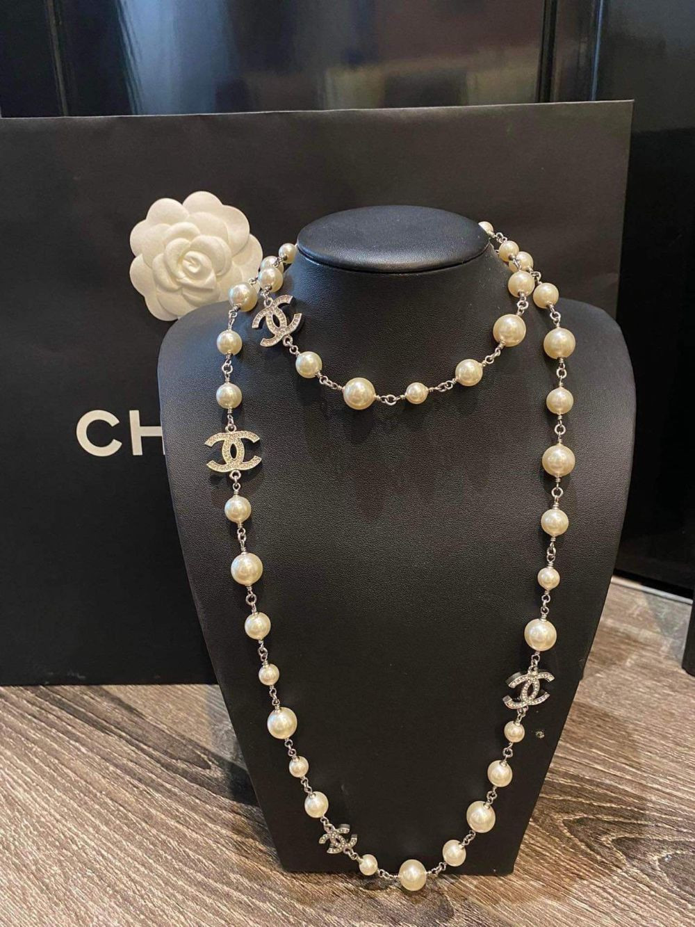 Choker Chanel ngọc trai