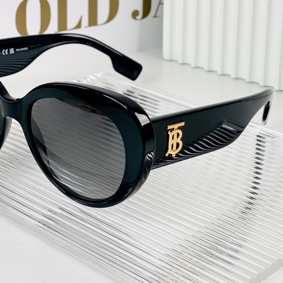 Kính râm burberry siêu xink mẫu xinh quá ✨