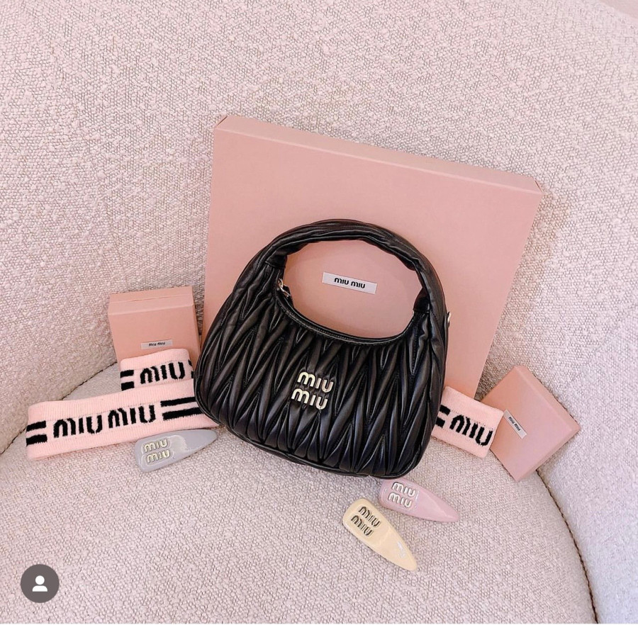 Kẹp nách Miumiu hobo siêu xinh 😍