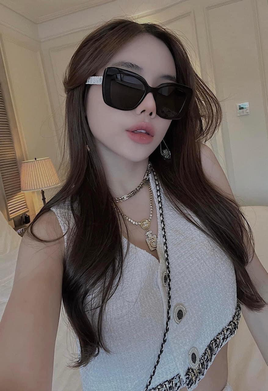 Kính râm Chanel gọng chữ trắng chưa bao hết hot ✨