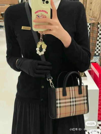 Túi Tote Burberry kẻ   Sz 19x14 😍