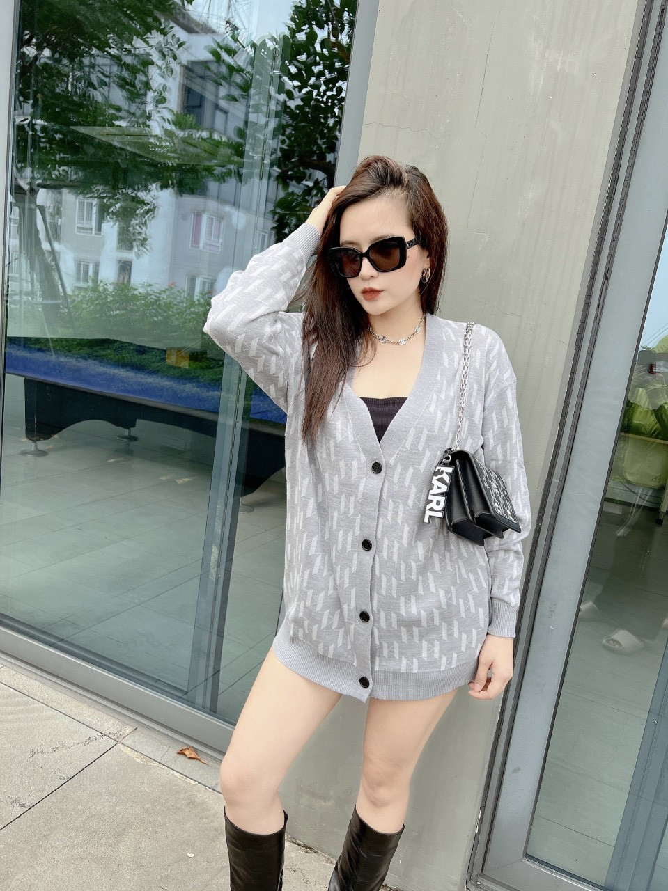 Áo Karl cardigan len monogram màu ghi