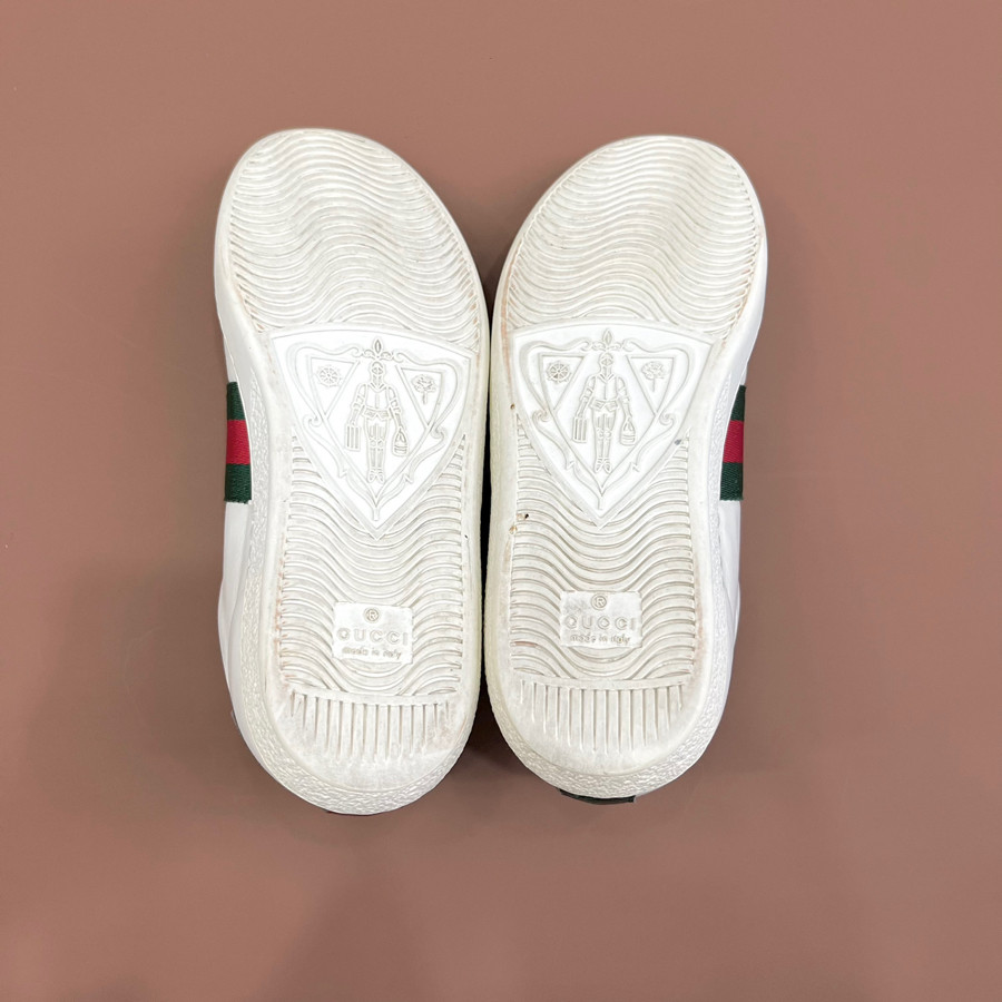 Sneaker Gucci mũi tên đá